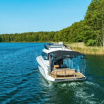Łódź motorowa Platinum 40 FLY Hybrid na jeziorze 